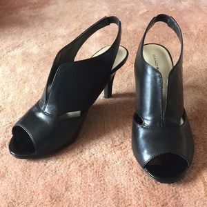 NIB Bandolino v-cut peep toe heels, black leather!